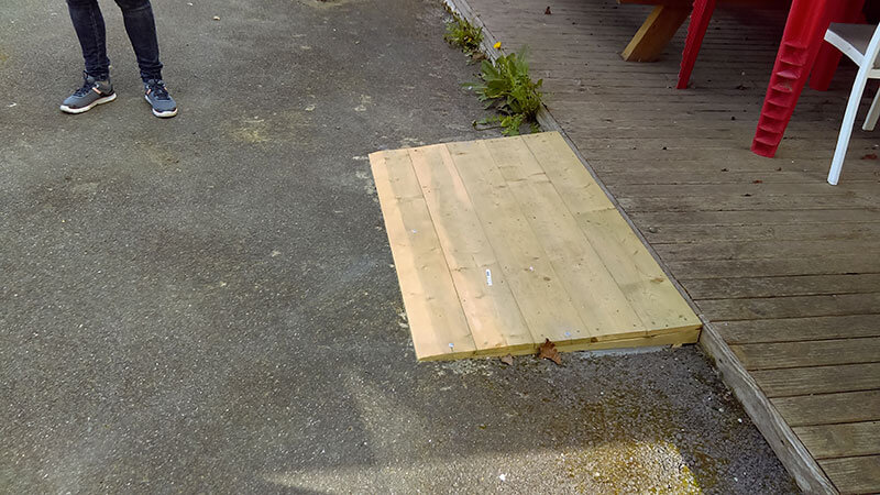 Petite rampe d'accès fixe en bois réalisation handinorme