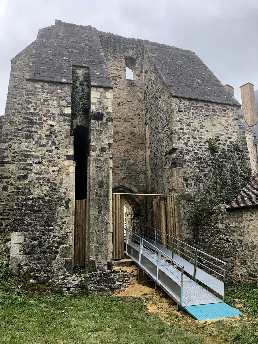 Rampe d'accès PMR sur Mesure au chateau de Sainte Suzanne
