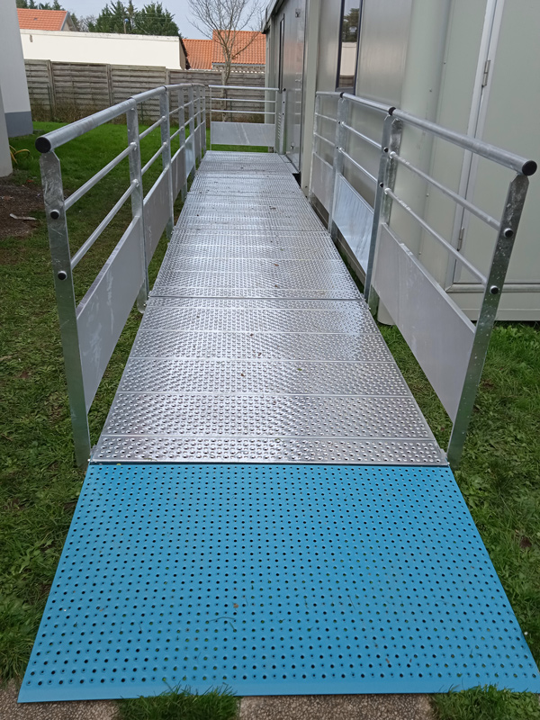 esat - rampe d'accès KMINO installé pour accès à un bâtiment préfabriqué