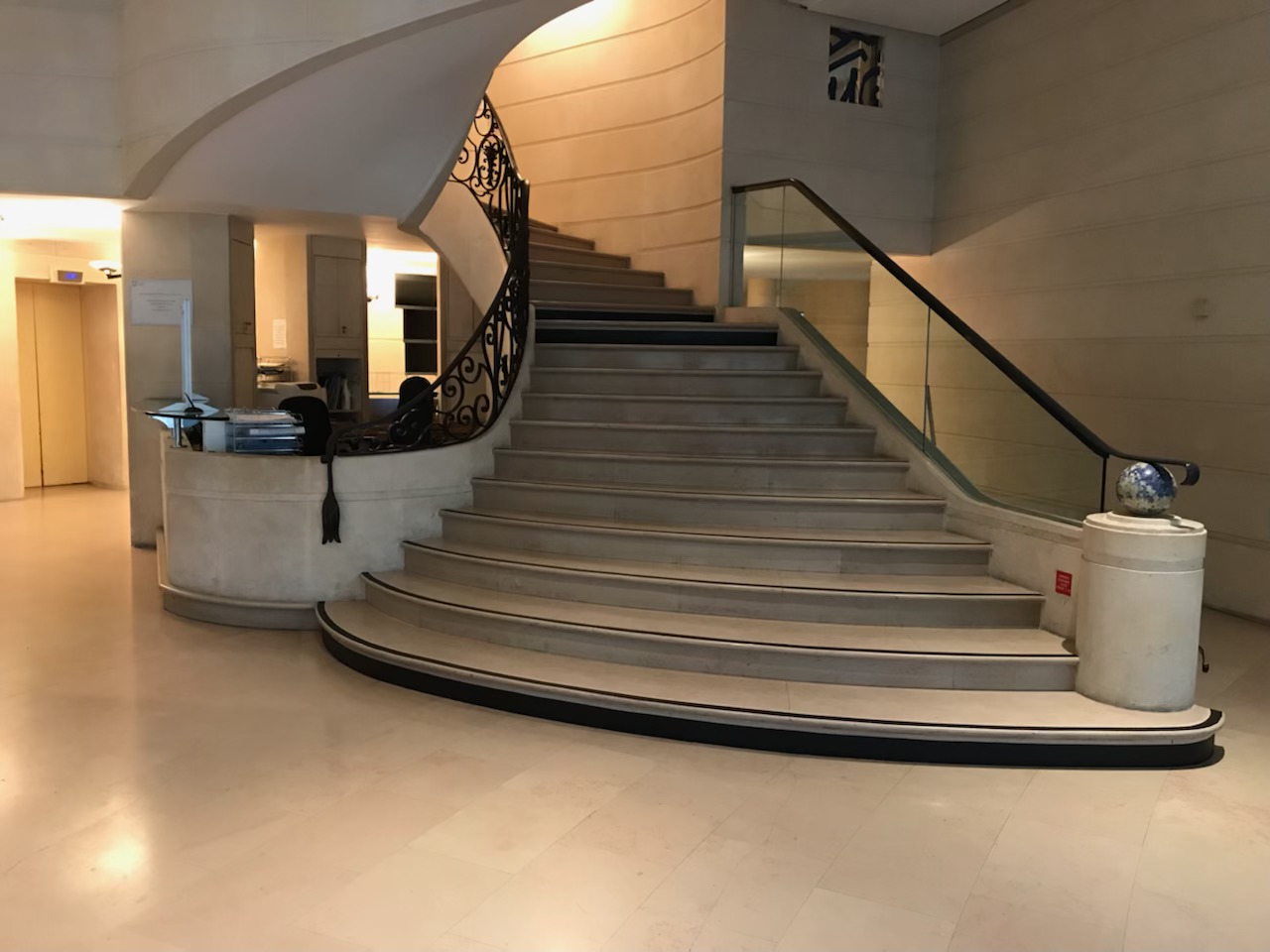 contremarches escalier dans hotel parisien - accessibilité