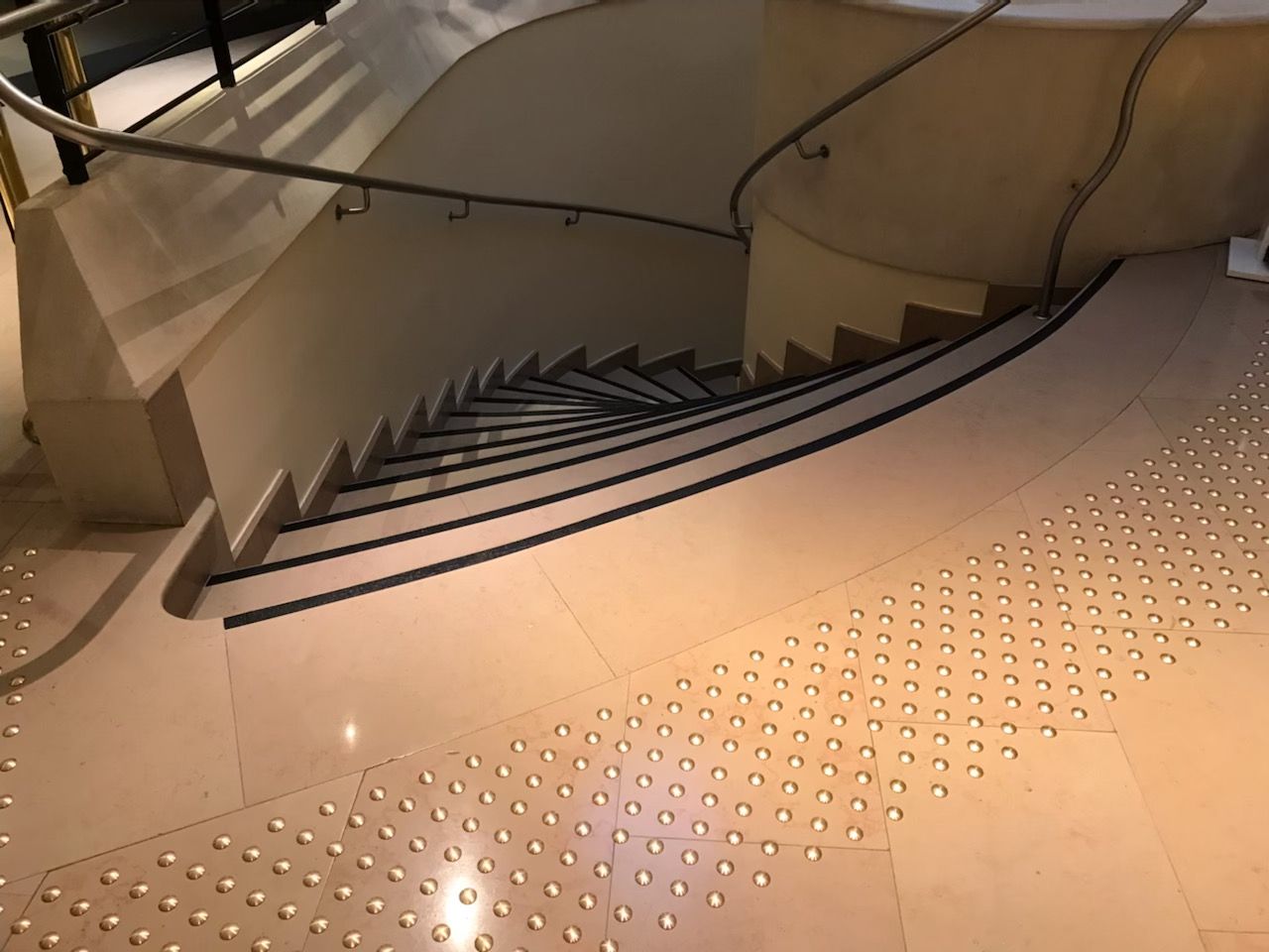 clous podotacitles en haut d'escalier hotel