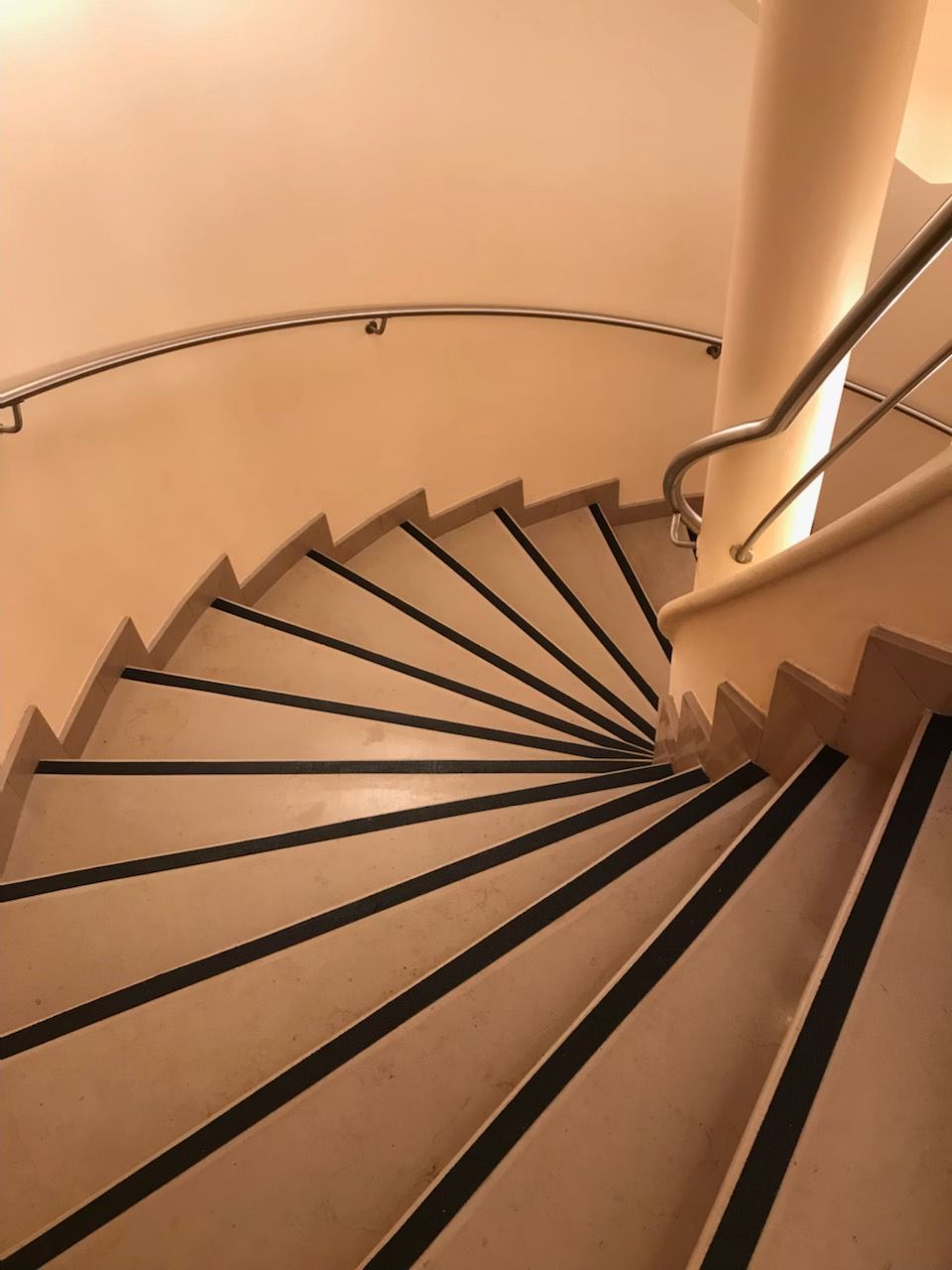 nez de marche contrasté et main courante escalier hotel