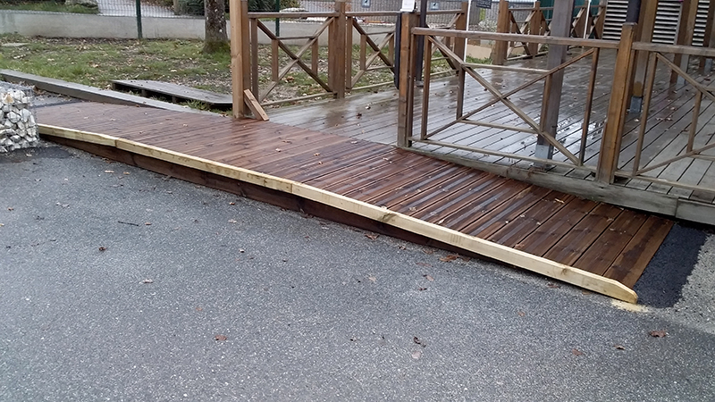 rampes ddouble accès PMR en bois fabriquée par handinorme