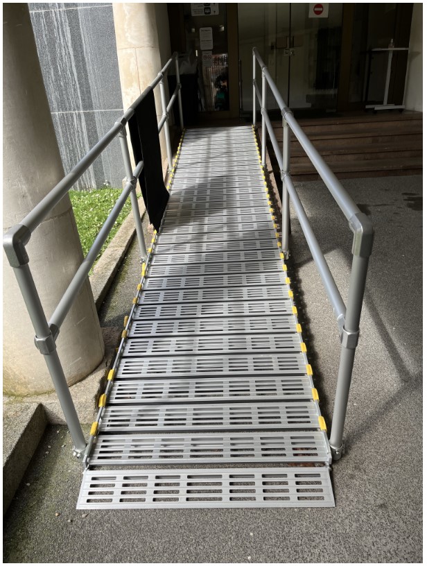 rampe d'accès PMR Roll-a-ramp sur mesure avec garde-corps