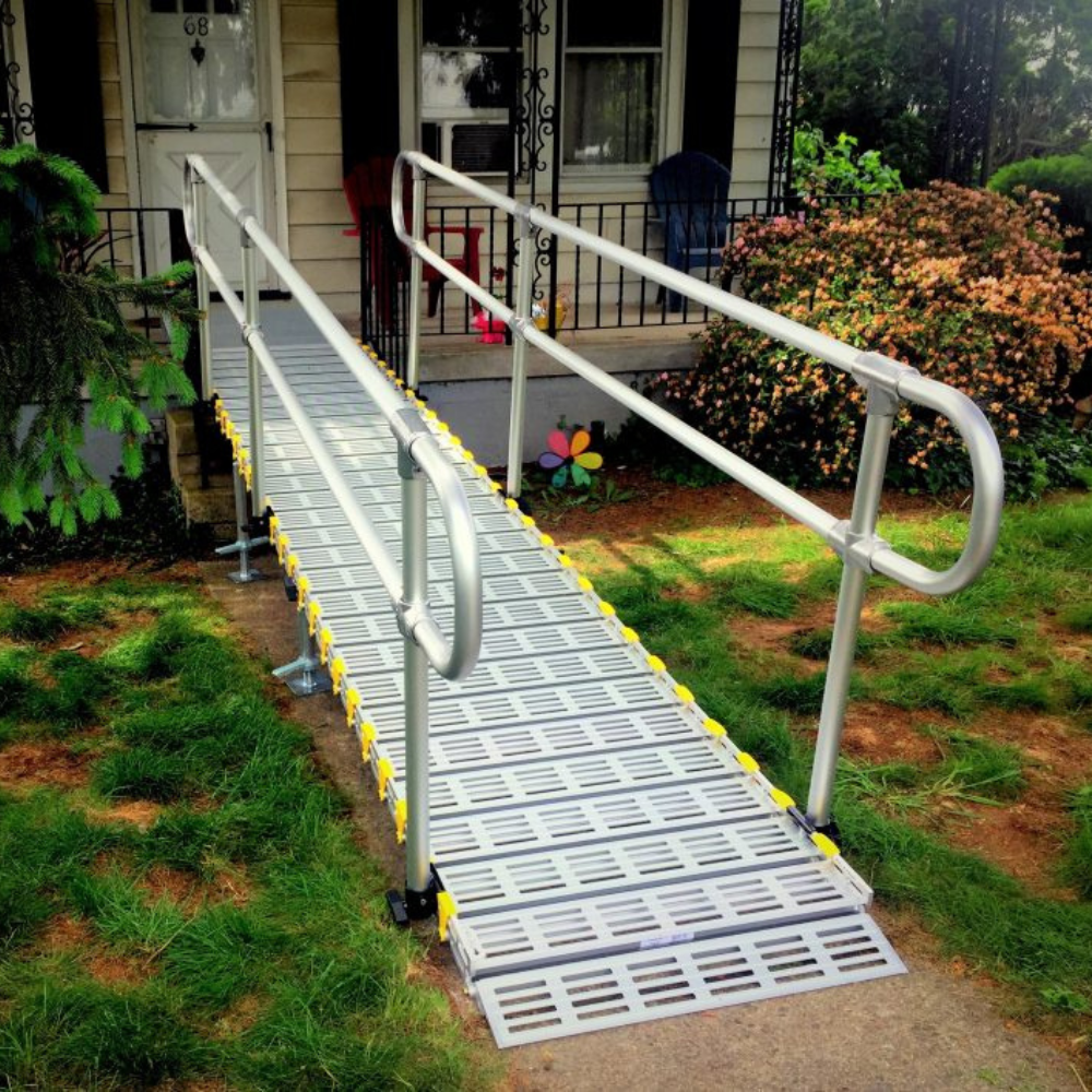 Installation d'une rampe d'accès en extérieur à Surzur